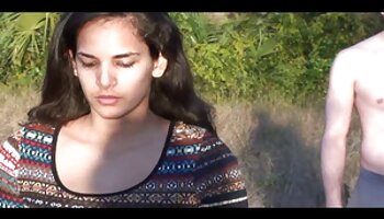 Beijo porno bizarro erótico de garota pornô excitada
