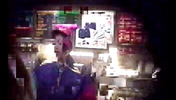 Mulher de seios fodeu com um cara xexo bizarro de bunda com piercing no pau