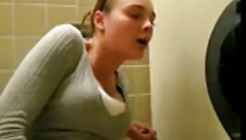 Ele pegou a mulher madura em seu porn bizaro colo