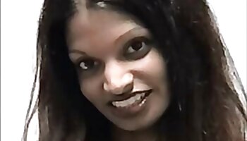 Se videos pornos bizarros masturba enquanto seu irmão dorme ao seu lado