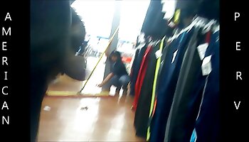 A jovem está beliscando em seu porno bizarro quarto