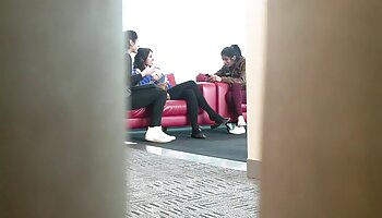 A senhora madura foi ao banheiro masculino e foi fodida por um buraco sexo anal bizarro na parede