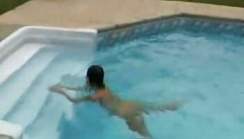 Um sexo bizarro ao extremo homem de família casado transa com um jovem vizinho com uma bunda grande na mesa