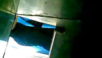 Homem negro preso com menina sexo anal bizarro no chão