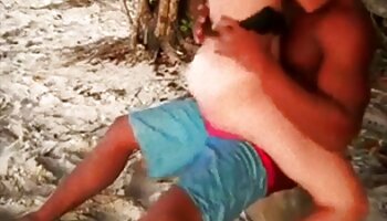 Garotas fodem sexo bizarro com objetos na cozinha