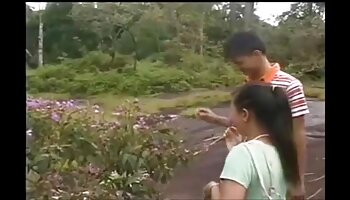 A mulher negra sobre o homem negro e cheirando sexo bizarro videos