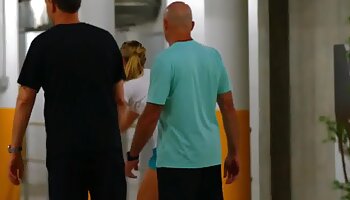Eles entediaram a garota na bunda por pornô bizarro quebrá-lo